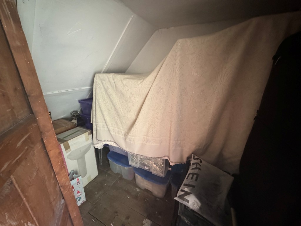 Lot: 144 - FREEHOLD DETACHED PERIOD FARMHOUSE, STUDIO APARTMENT OVER QUADRUPLE GARAGE - RESIDENTIAL INVESTMENT - Farmhouse - attic cupboard